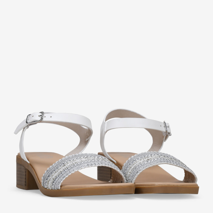Sandalias de tacón blancas con brillantes