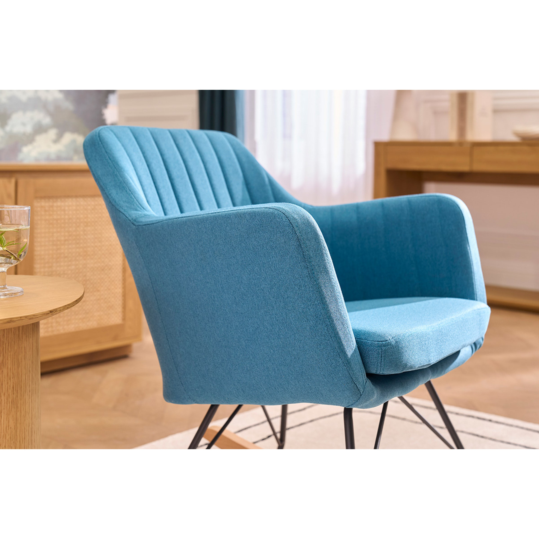 Rocking chair scandinave en tissu bleu canard, métal noir et bois clair ALEYNA