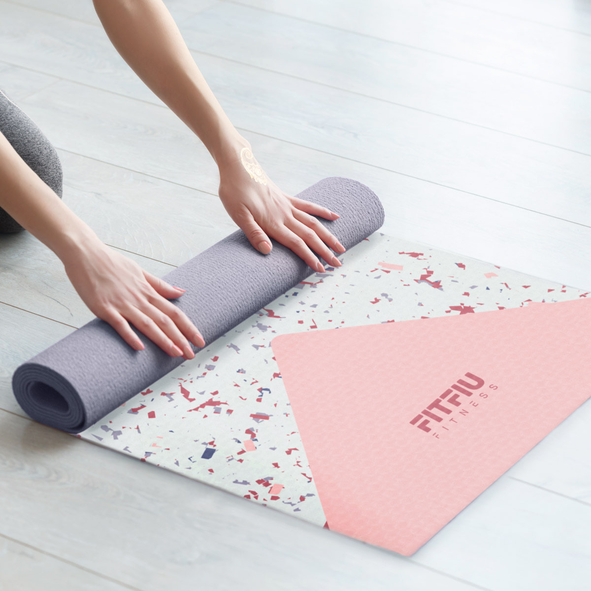 Esterilla yoga antideslizante rosa FITFIU diseño geométrico fitness