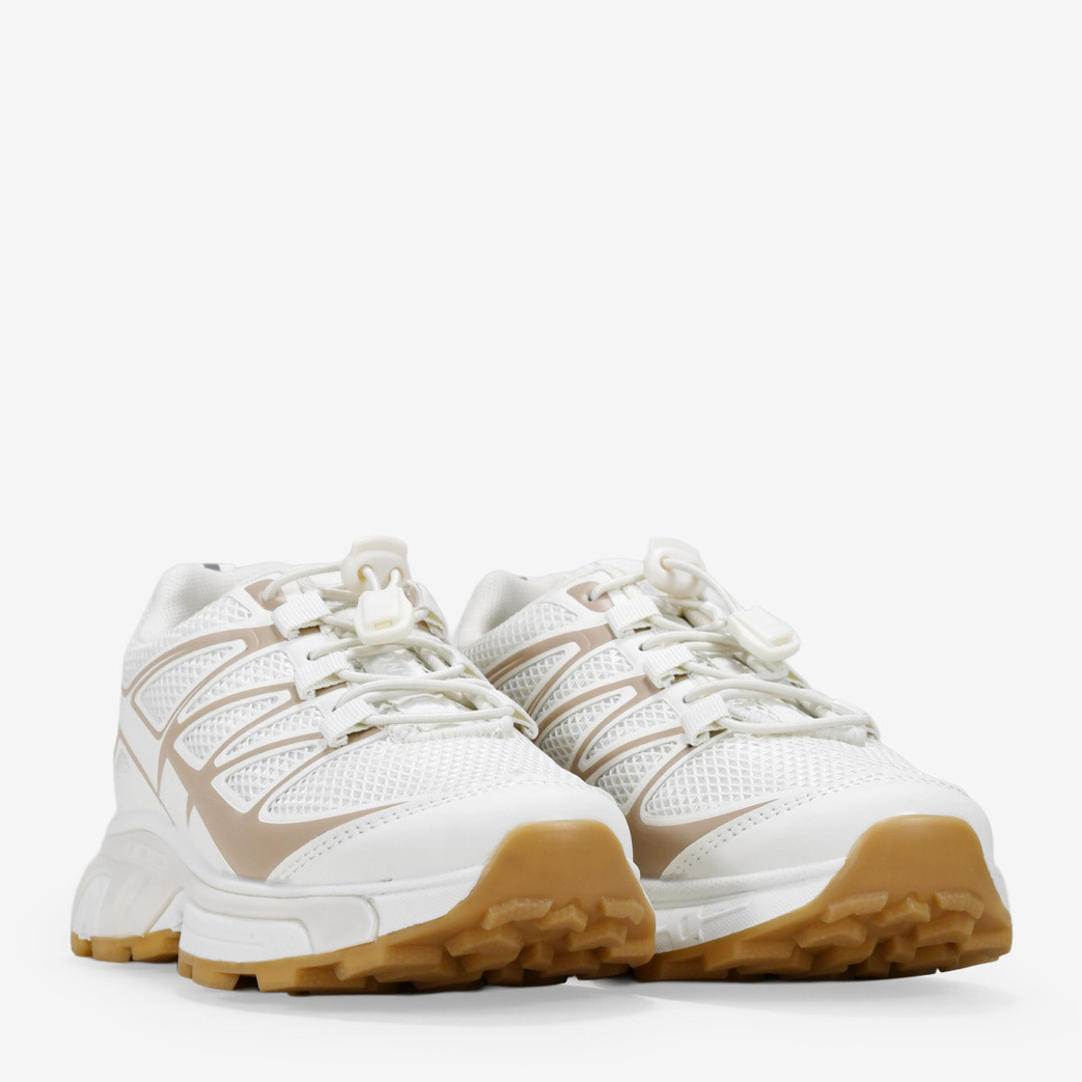 Zapatillas deportivas beige con cordones ajustables