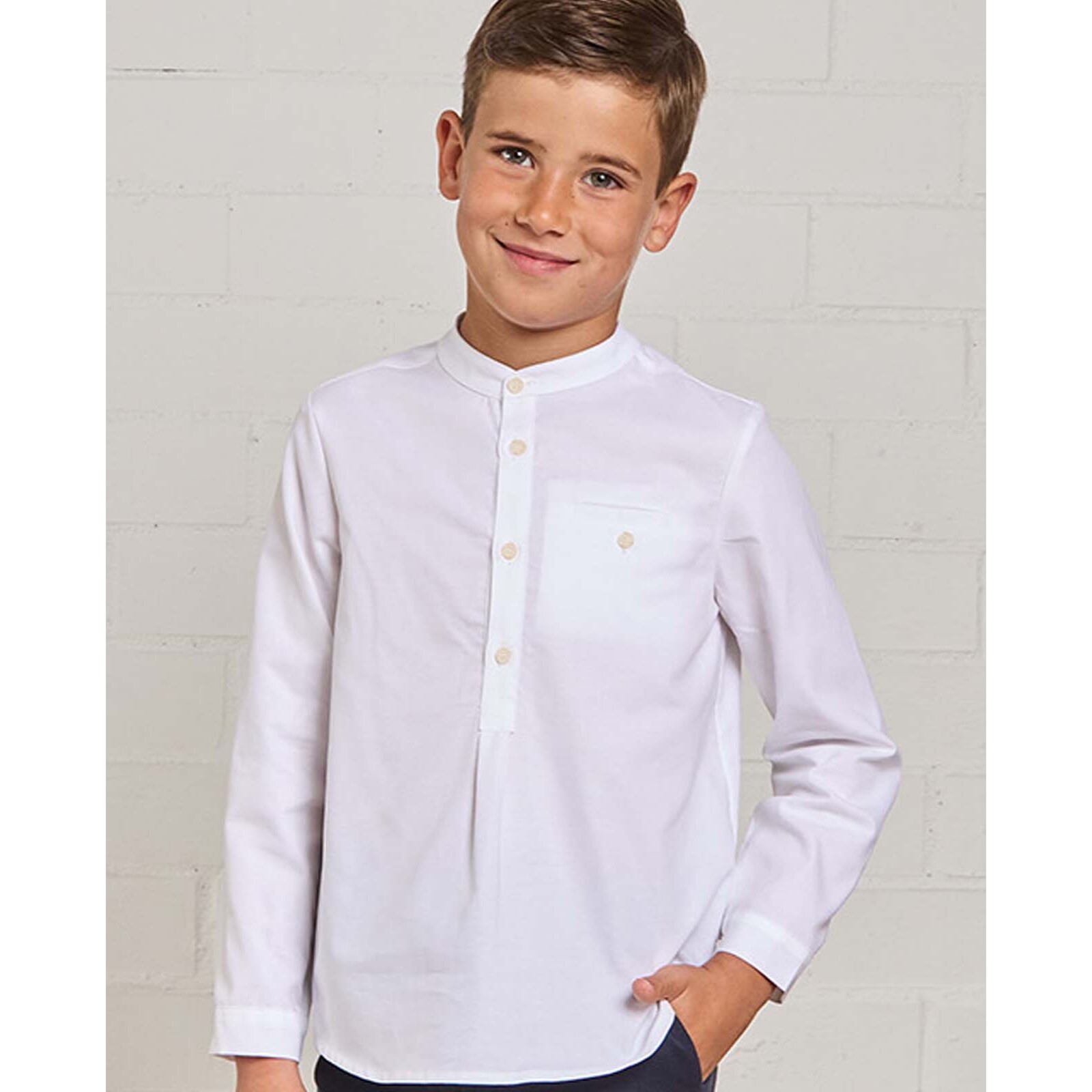 Camisa oxford blanco. Cuello mao y bolsillo.