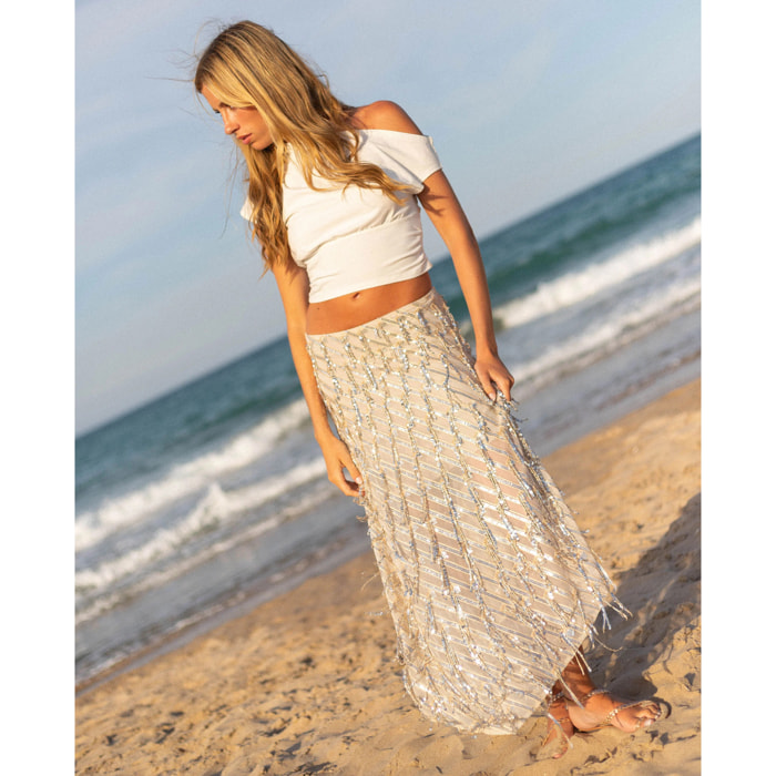 Top de mujer asimétrico con corte crop ajustado.