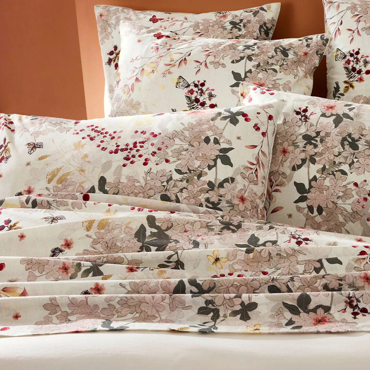 Drap plat percale de coton lavé 115 g/m² imprimé beige bordeaux Vintage flowers cranberry