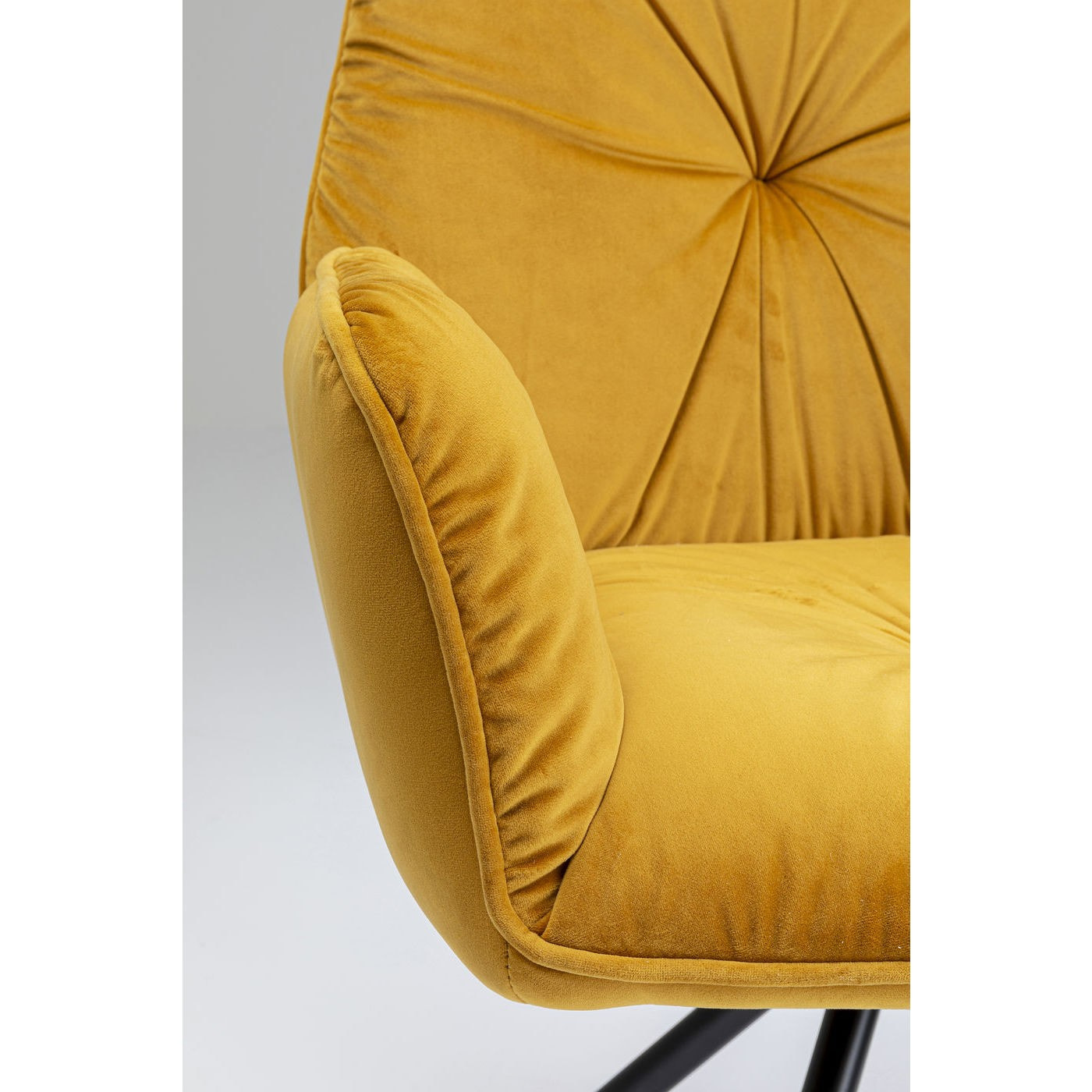 Chaise avec accoudoirs Mila velours jaune Kare Design