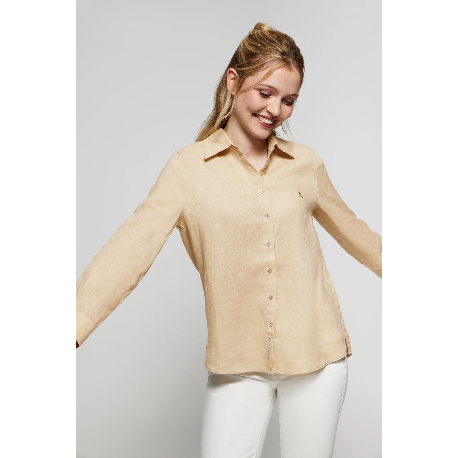 Camicia beige in lino con particolare ricamato Rigby Go