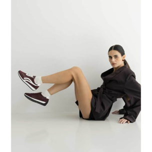 Zapatillas deportivas burdeos con cordones