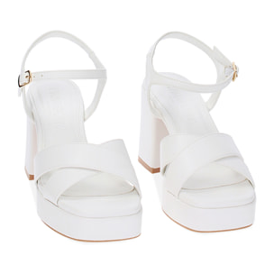 Sandalias con tacón blancos