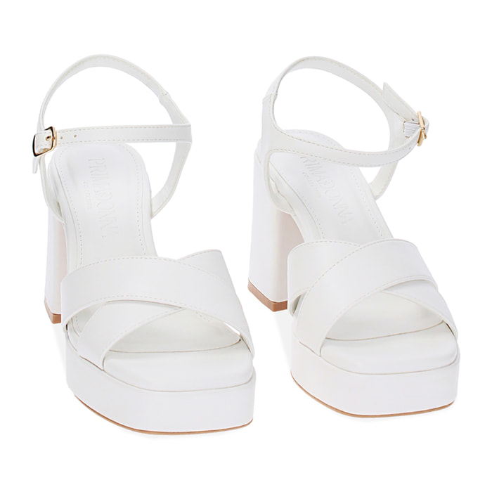 Sandalias con tacón blancos