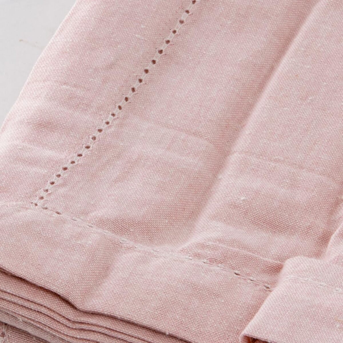 Tovaglia in cotone ajour elegante e versatile, tessuto morbido e resistente, ideale per tavola quotidiana e occasioni formali, design raffinato e discreto, facile da lavare e stirare, certificata sicura per uso domestico