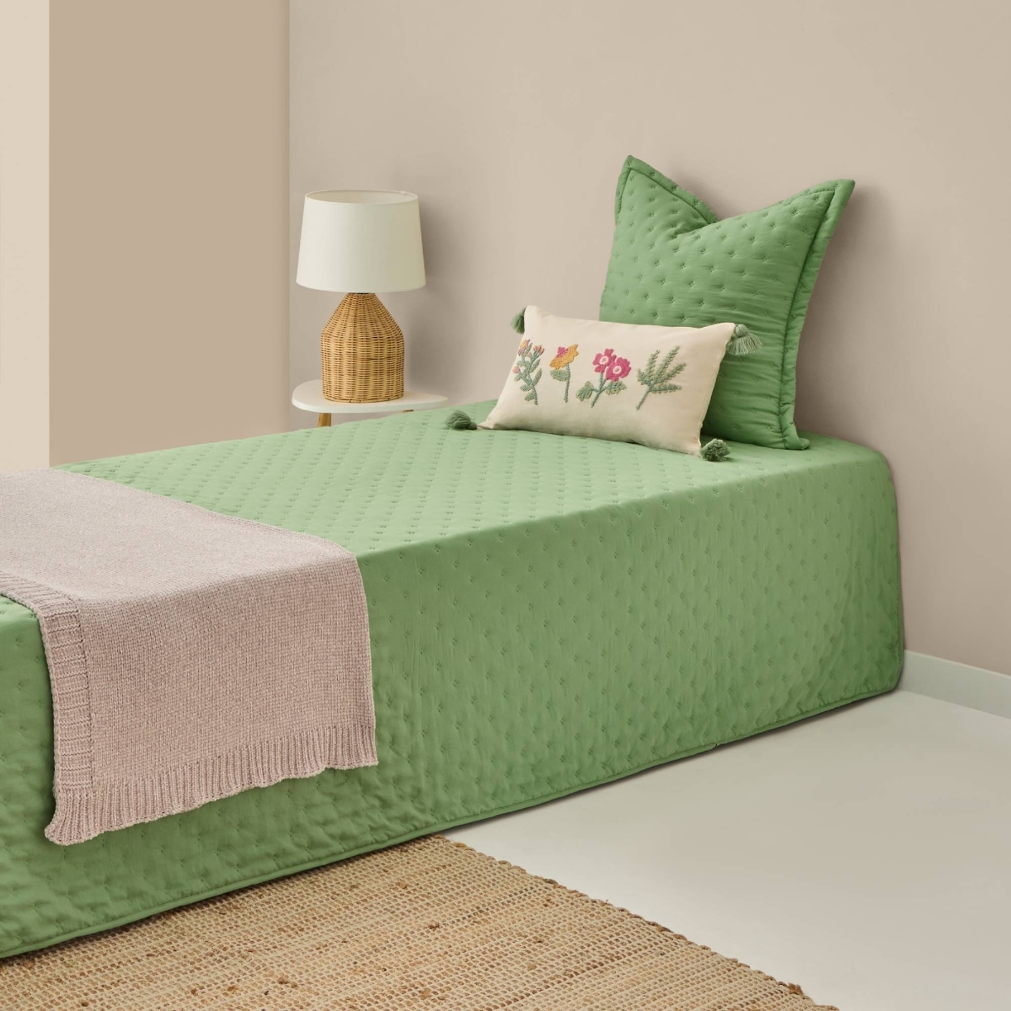 Colcha acolchada de microfibra Felson color verde claro Microfibra