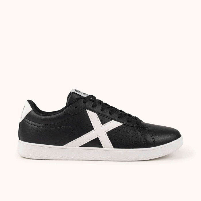 MUNICH OPEN 01 Zapatilla Minimalista Urbana en Piel Negra con Detalle Blanco