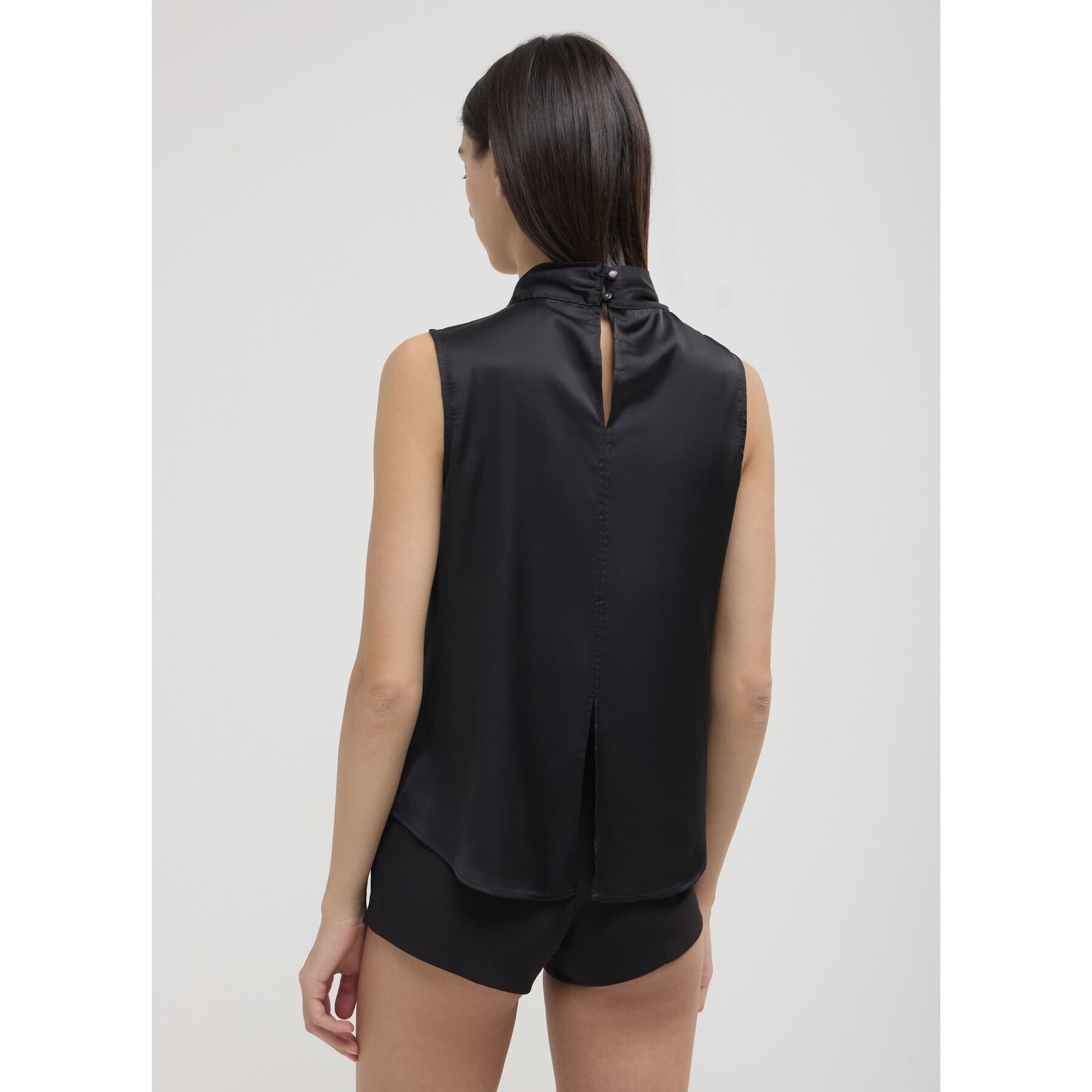 Blusa smanicata con fiocco