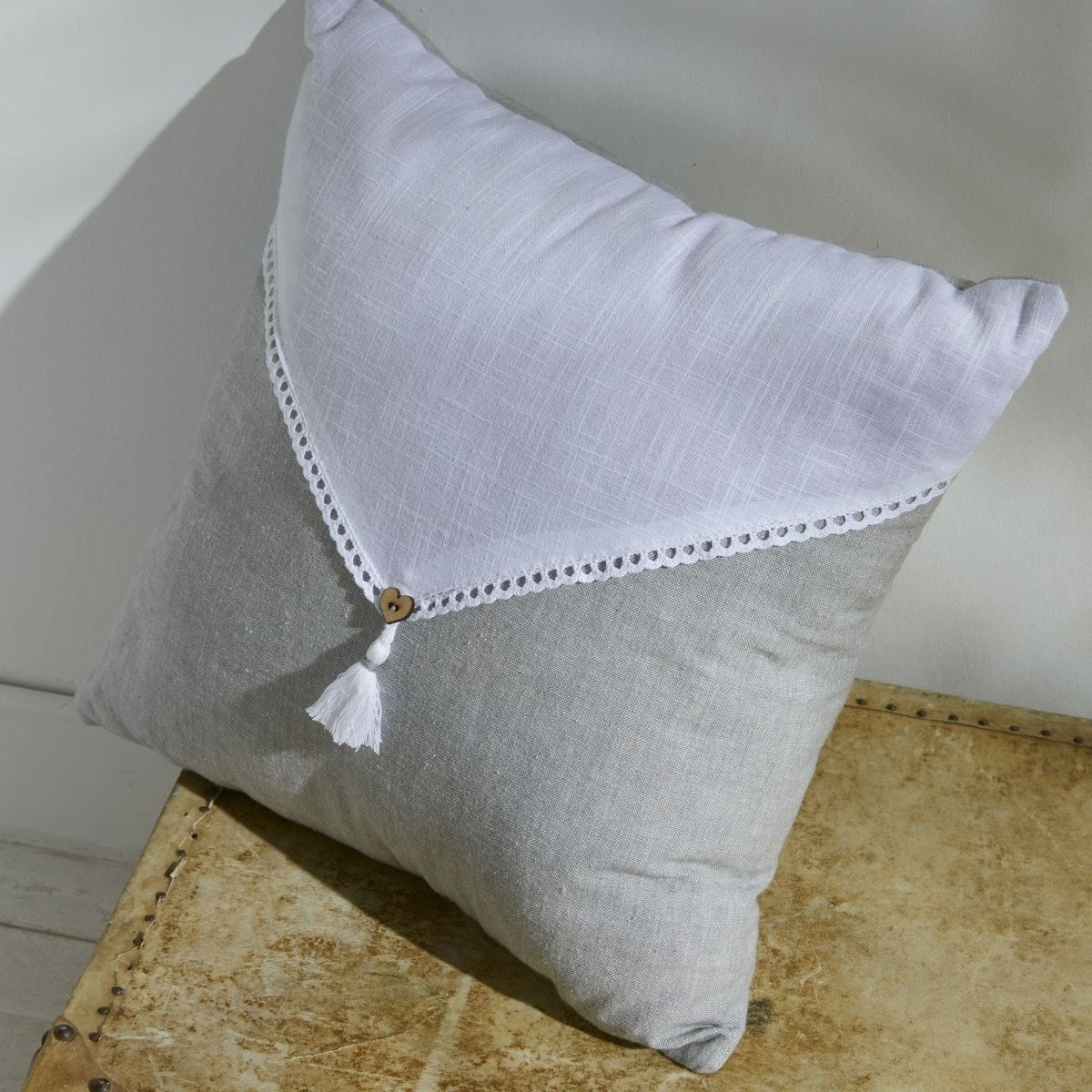 Coussin déhoussable avec pompon coton uni CHARME gris