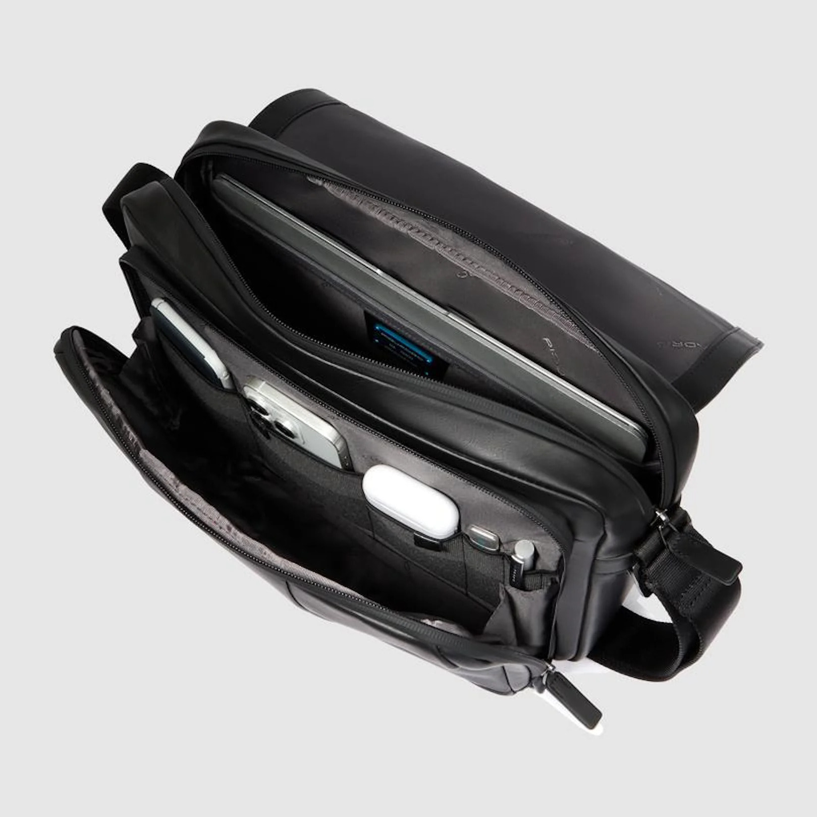 Piquadro Borsa messenger in pelle porta pc con tasca per AirPods®, protezioni antiurto e RFID