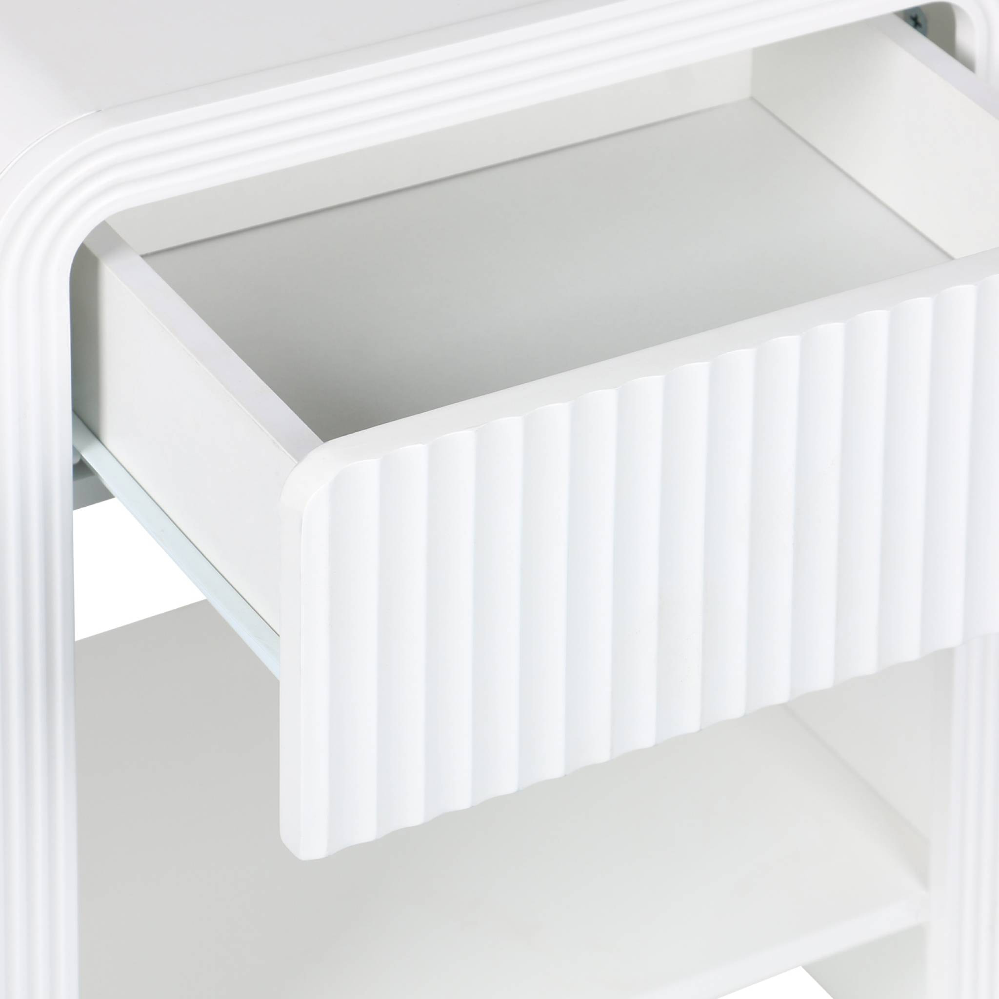 Lot de 2 tables de chevet effet bois blanc rainuré 1 tiroir. 1 étagère