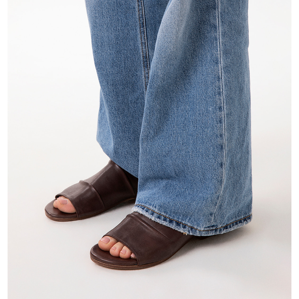 Sandalias planas marrón oscuro en piel