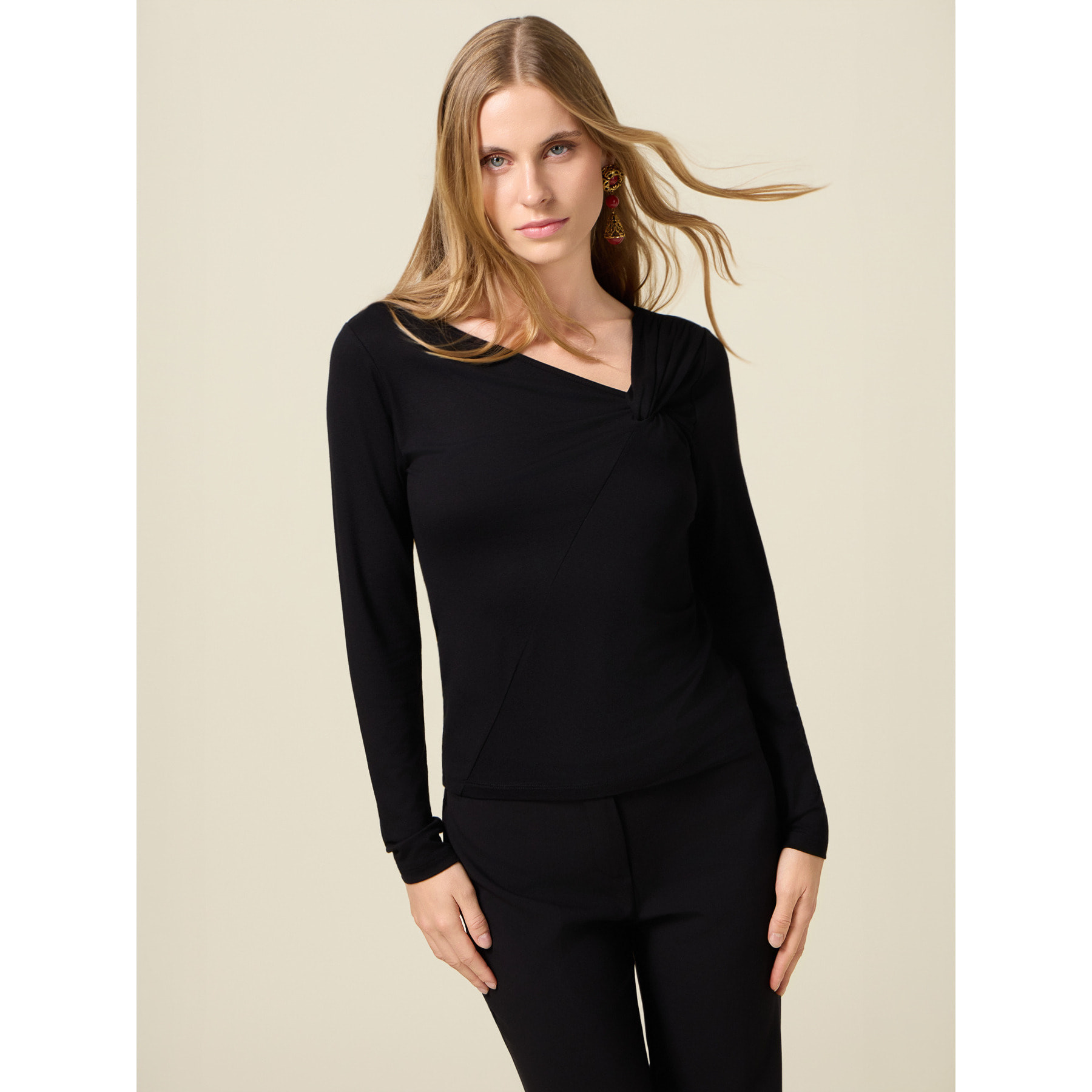 Oltre - T-shirt slim con scollo asimmetrico - Nero