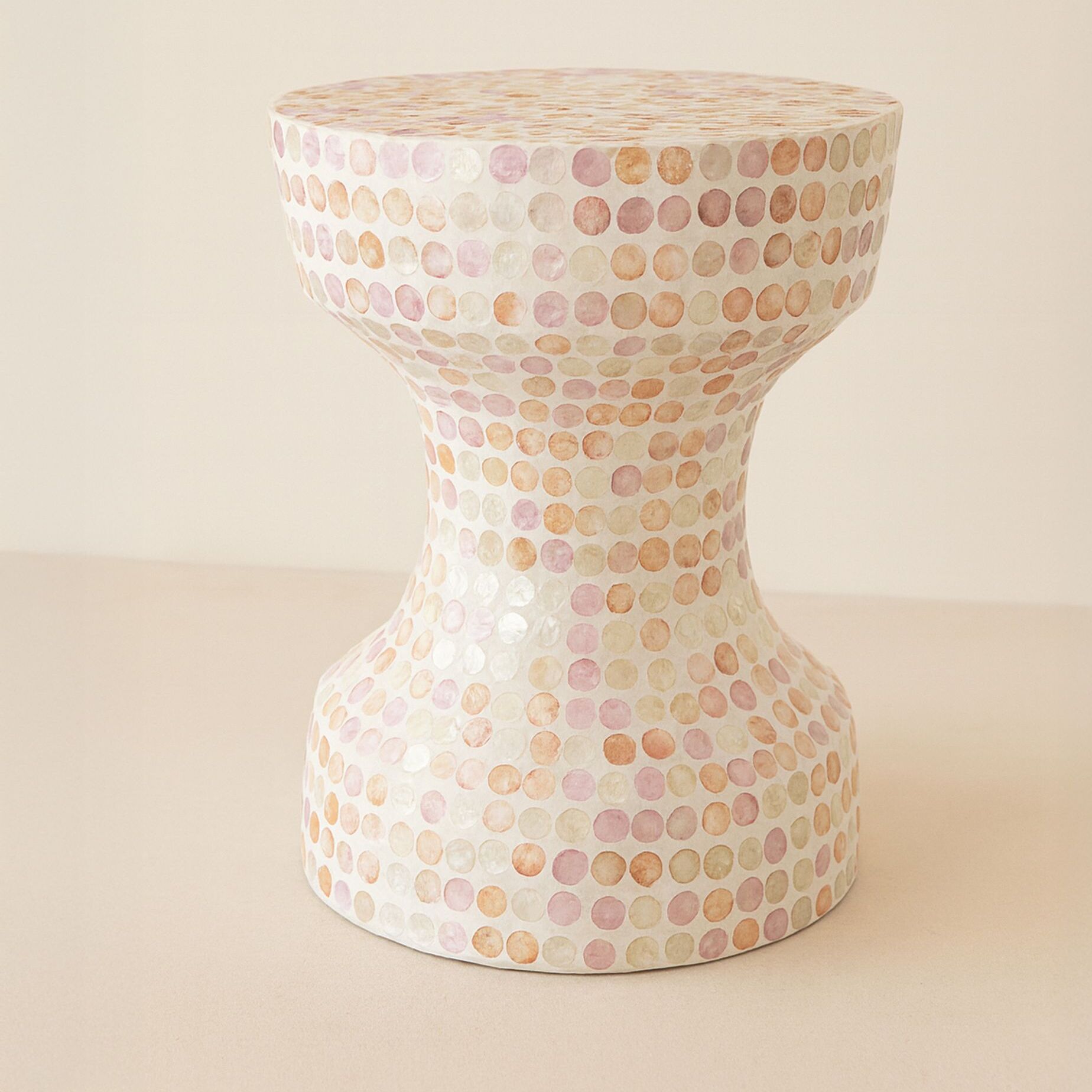 Table d'appoint en coquille de capiz rose ELORA