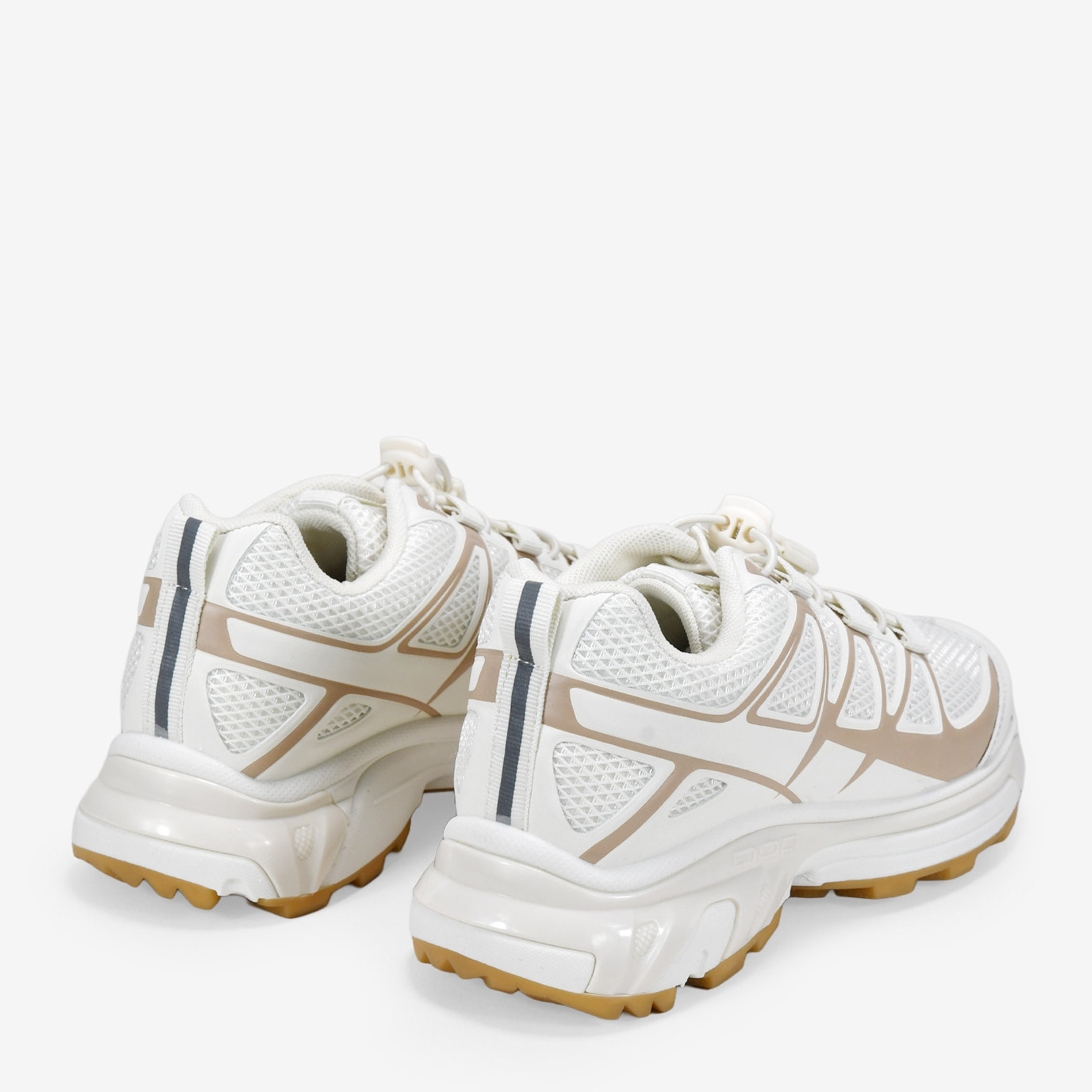Zapatillas deportivas beige con cordones ajustables