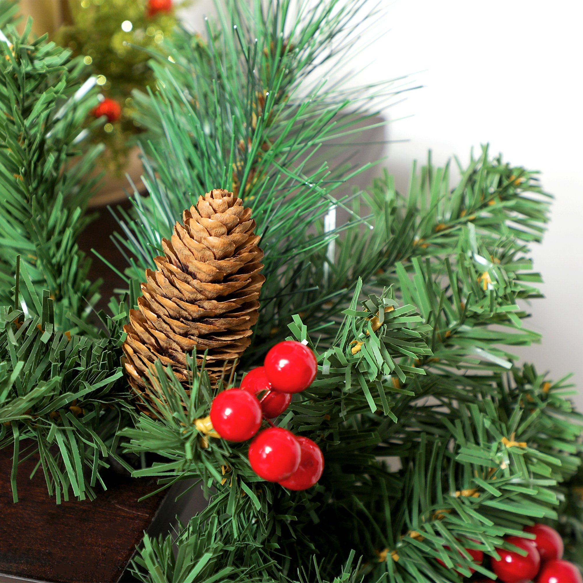 Guirlande de Noël artificielle 180 cm 162 branches denses 2 variétés - pommes de pin, baies rouges - vert