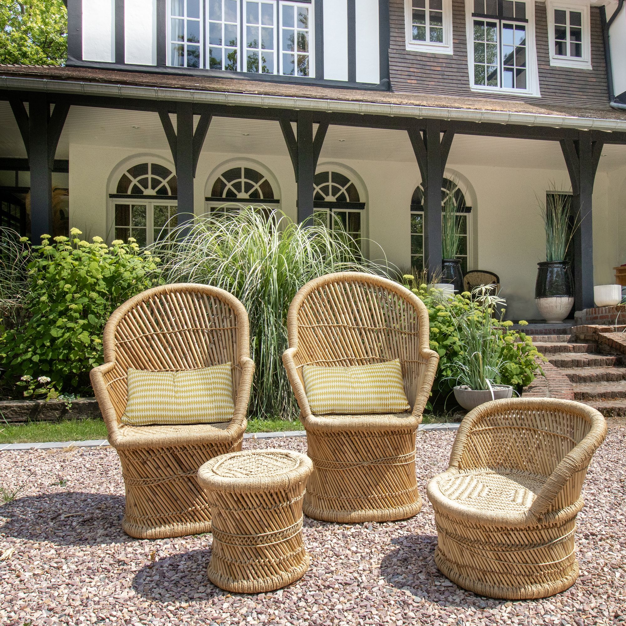 Lot de 2 fauteuils en bambou naturel avec deux coussins beiges ZAMZEBE