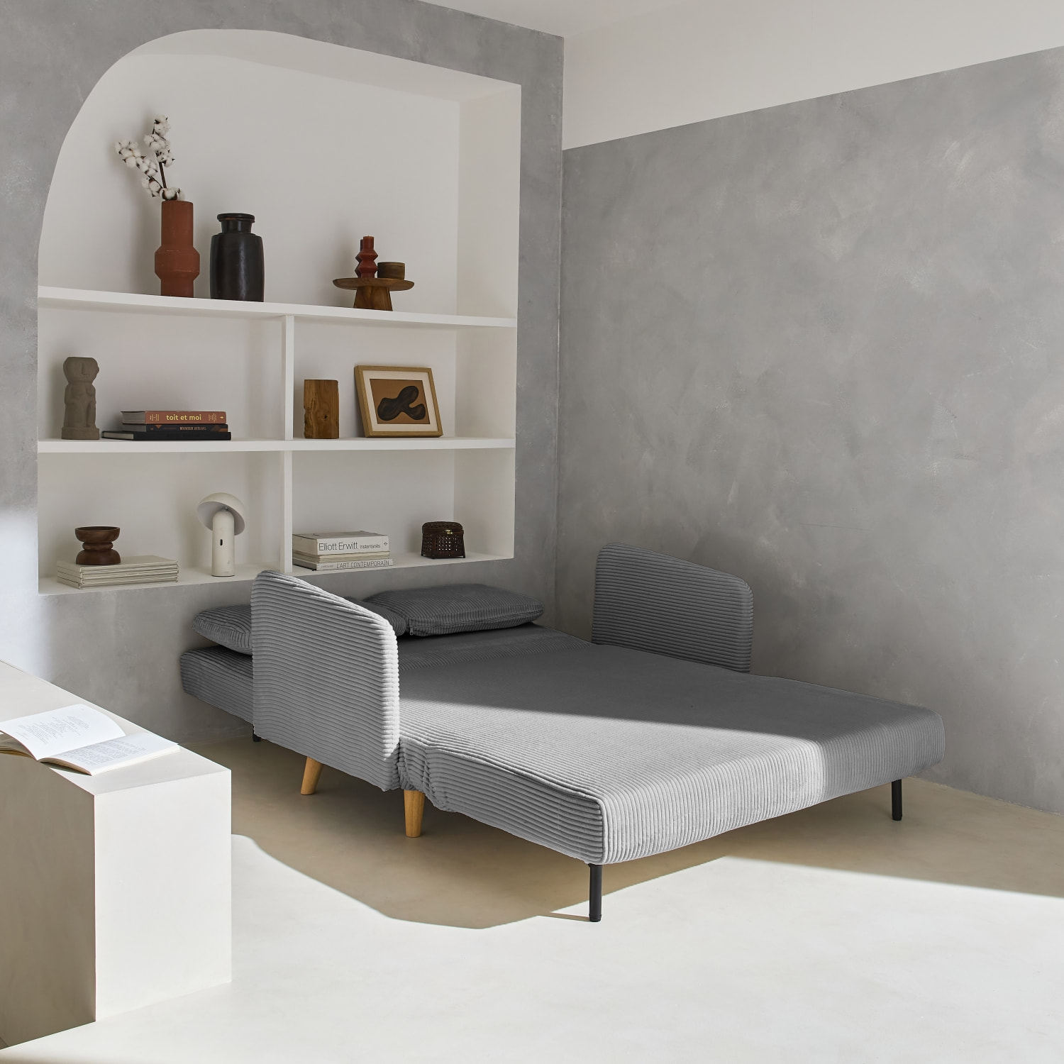 Canapé convertible en velours côtelé - Panam - 2 places scandinave. pieds bois. gris clair. banquette. dossier inclinable