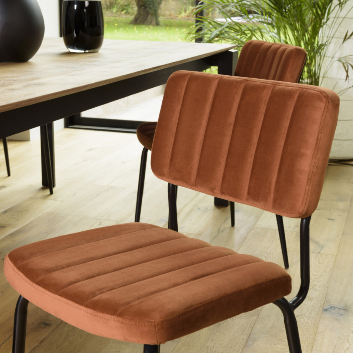 ALBANE - Chaise velours orange pieds métal noir