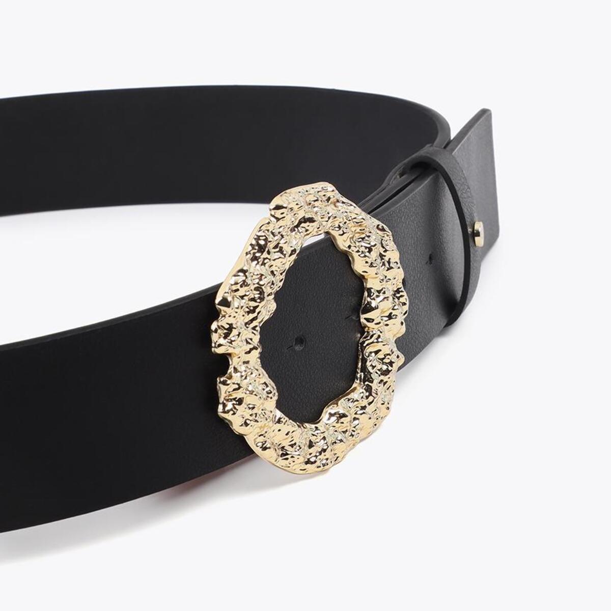 Cintura con fibbia dalla forma irregolare, cuciture testurizzate e con logo