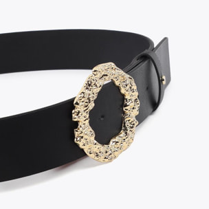 Cintura con fibbia dalla forma irregolare, cuciture testurizzate e con logo