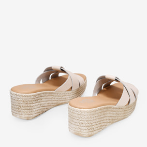 Sandalias de piel beige destalonadas con cuña de esparto