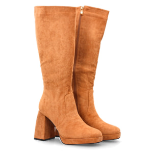 Bota alta con tacón ancho y plataforma elegante.