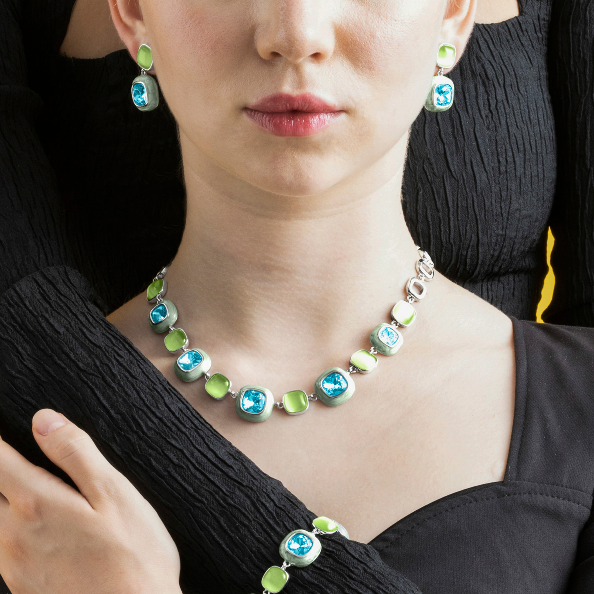 Collar con Cristal Azul acabado plata