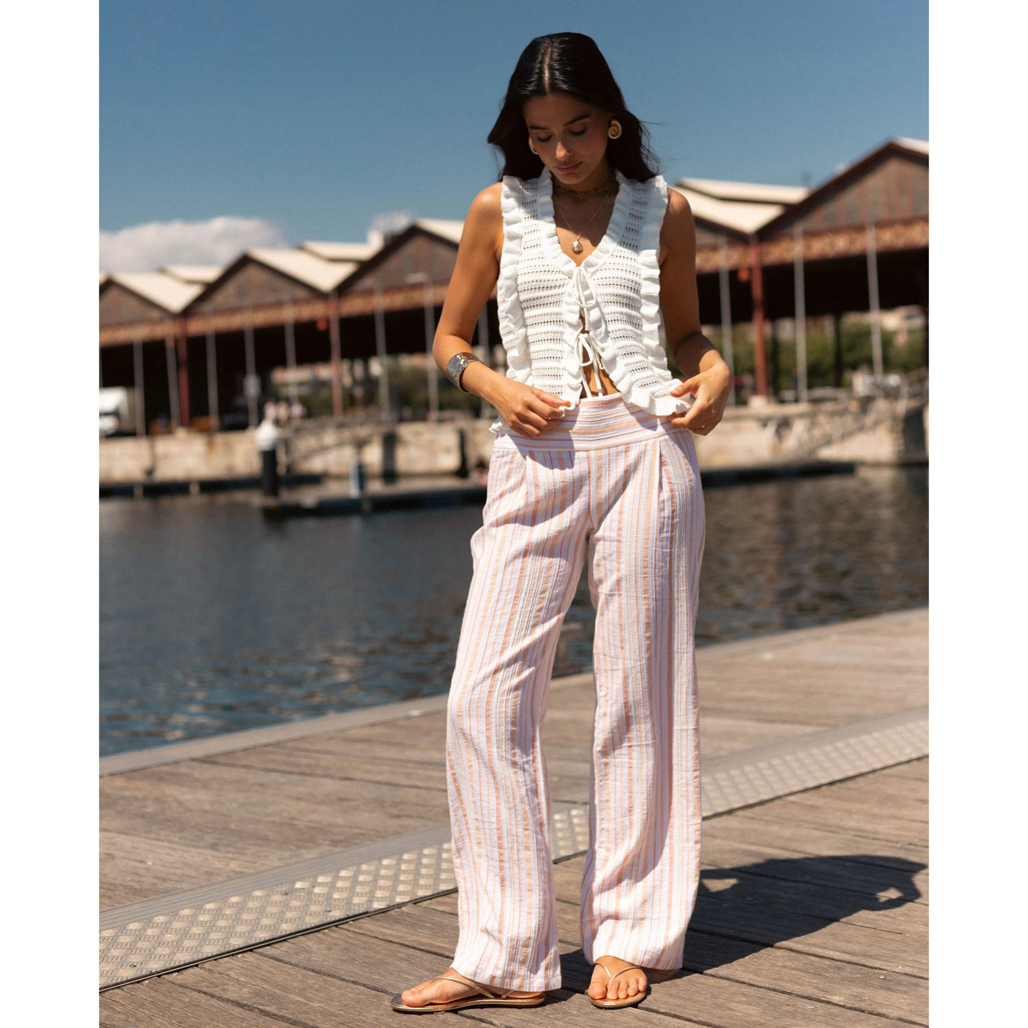 Pantalón de mujer a rayas con cintura ancha y pierna amplia