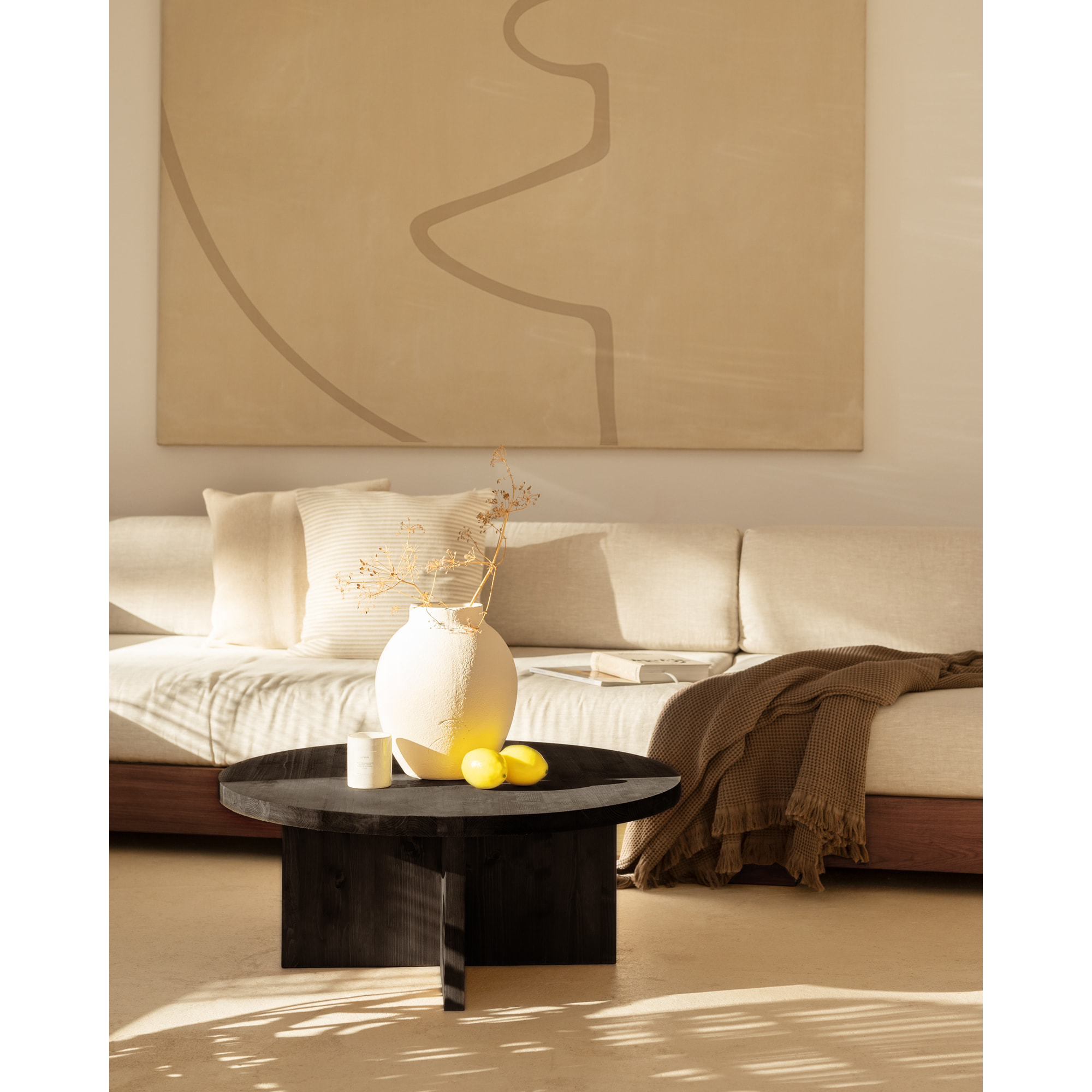 Table basse ronde en bois massif ton noir en différentes tailles