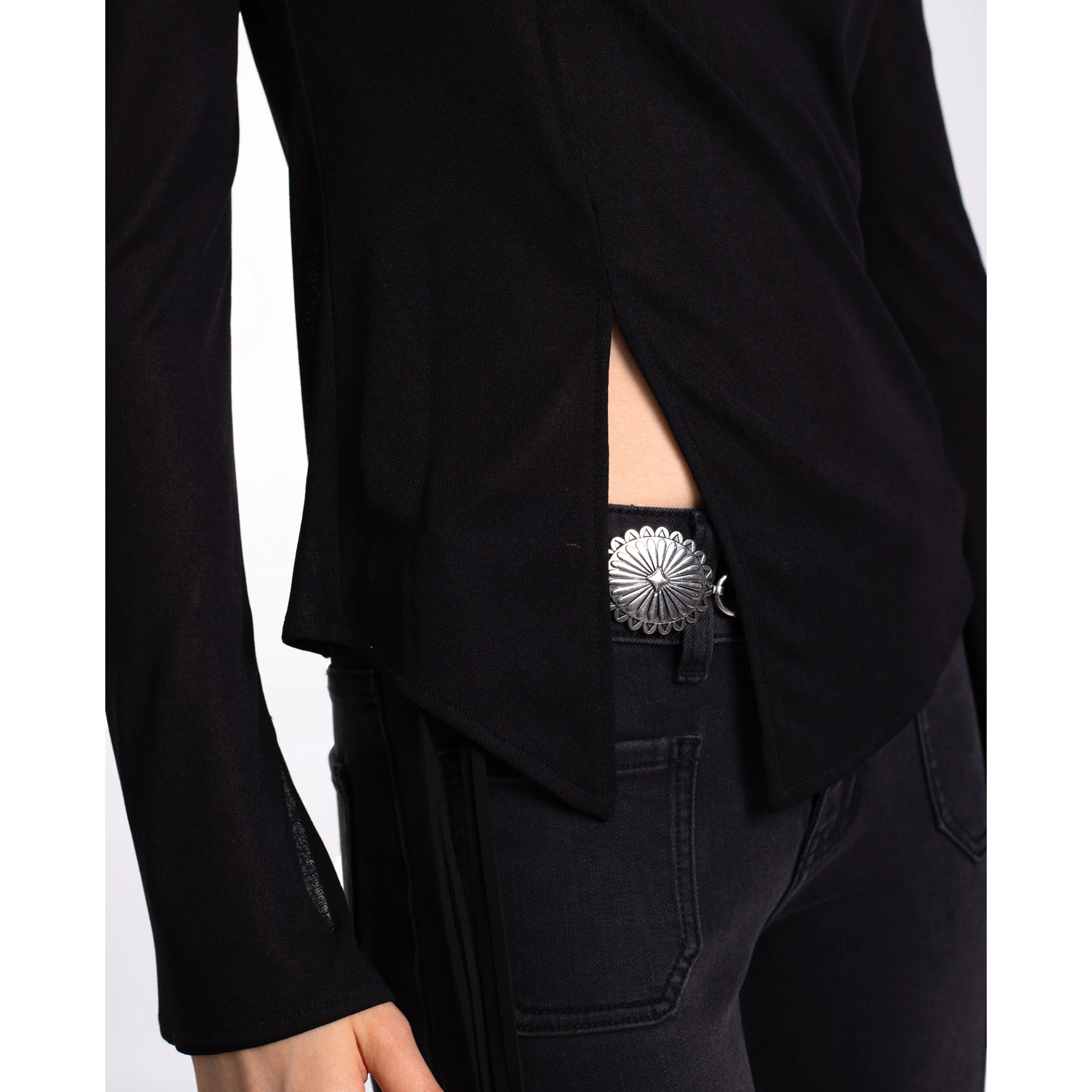 Top de manga larga con asimetrías