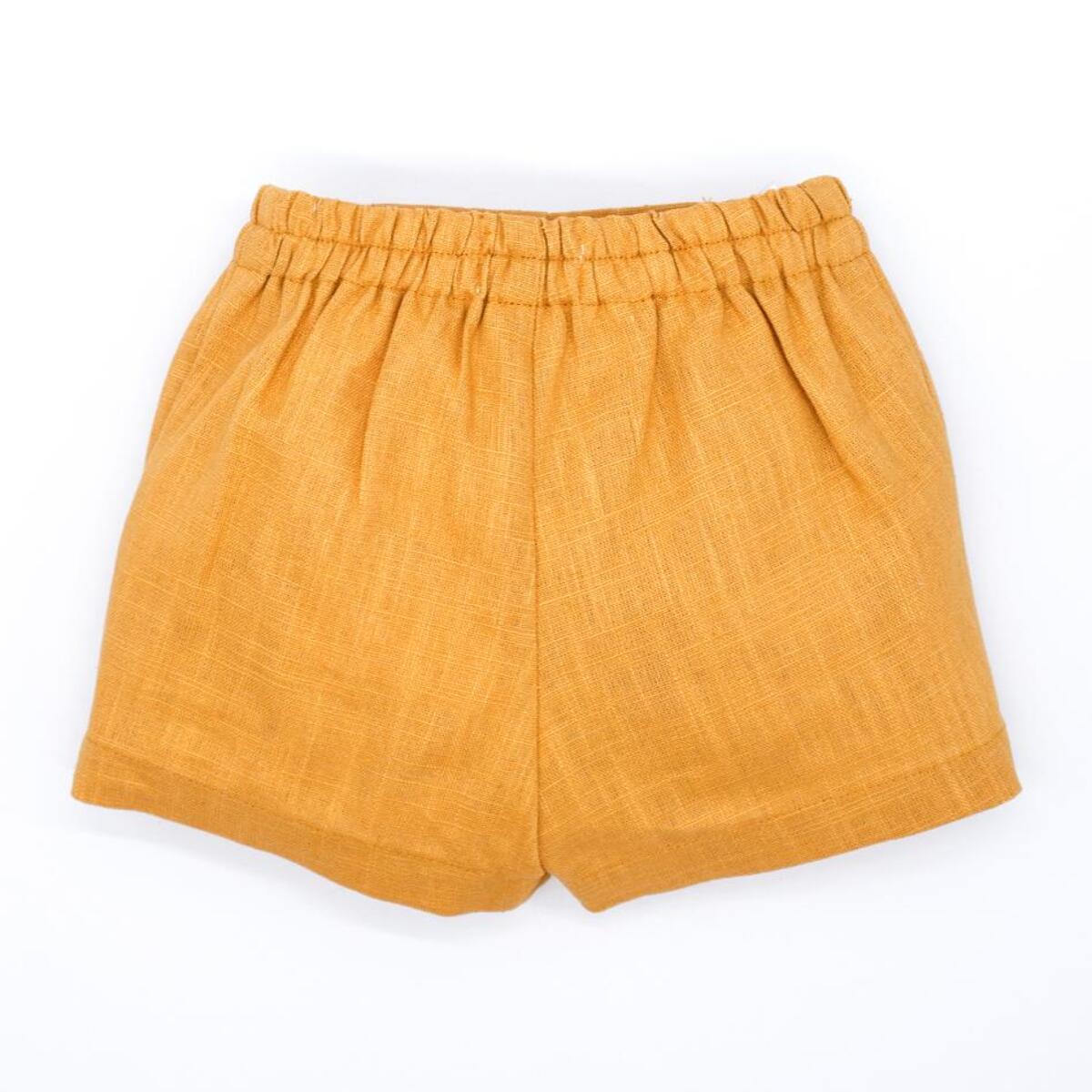 Bermuda de lino mostaza. Bolsillos falsos y botones, cintura elastica.
