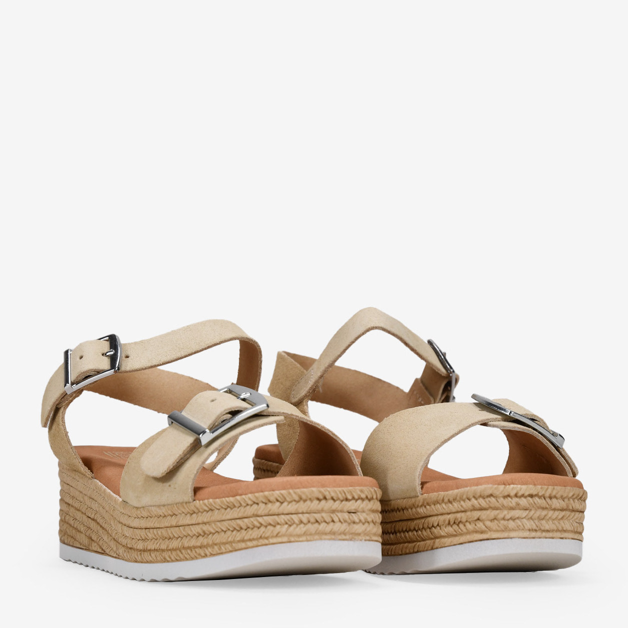 Sandalias de piel beige con cuña de esparto y hebillas
