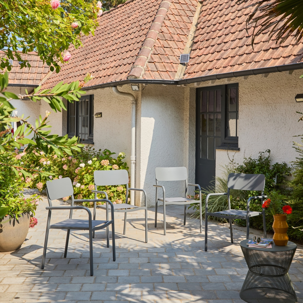 Lot de 4 fauteuils de jardin SAVANNAH empilables aluminium et textilene anthracite. 57.5 x 54 x 86 cm