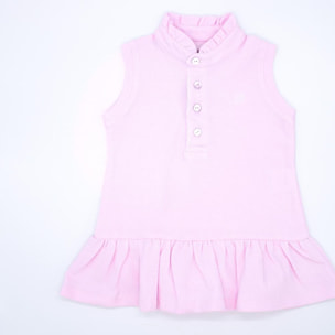 Vestido de polo rosa, sin mangas con volante en el cuello y en el bajo.
