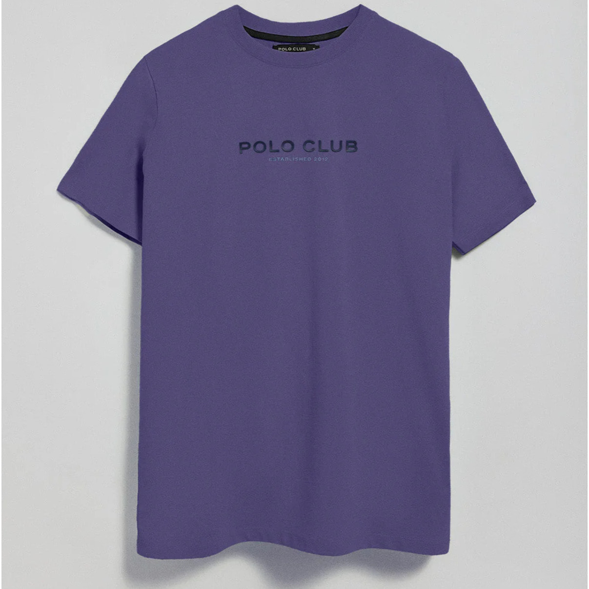 Camiseta violeta azulado de cuello redondo y logo engomado