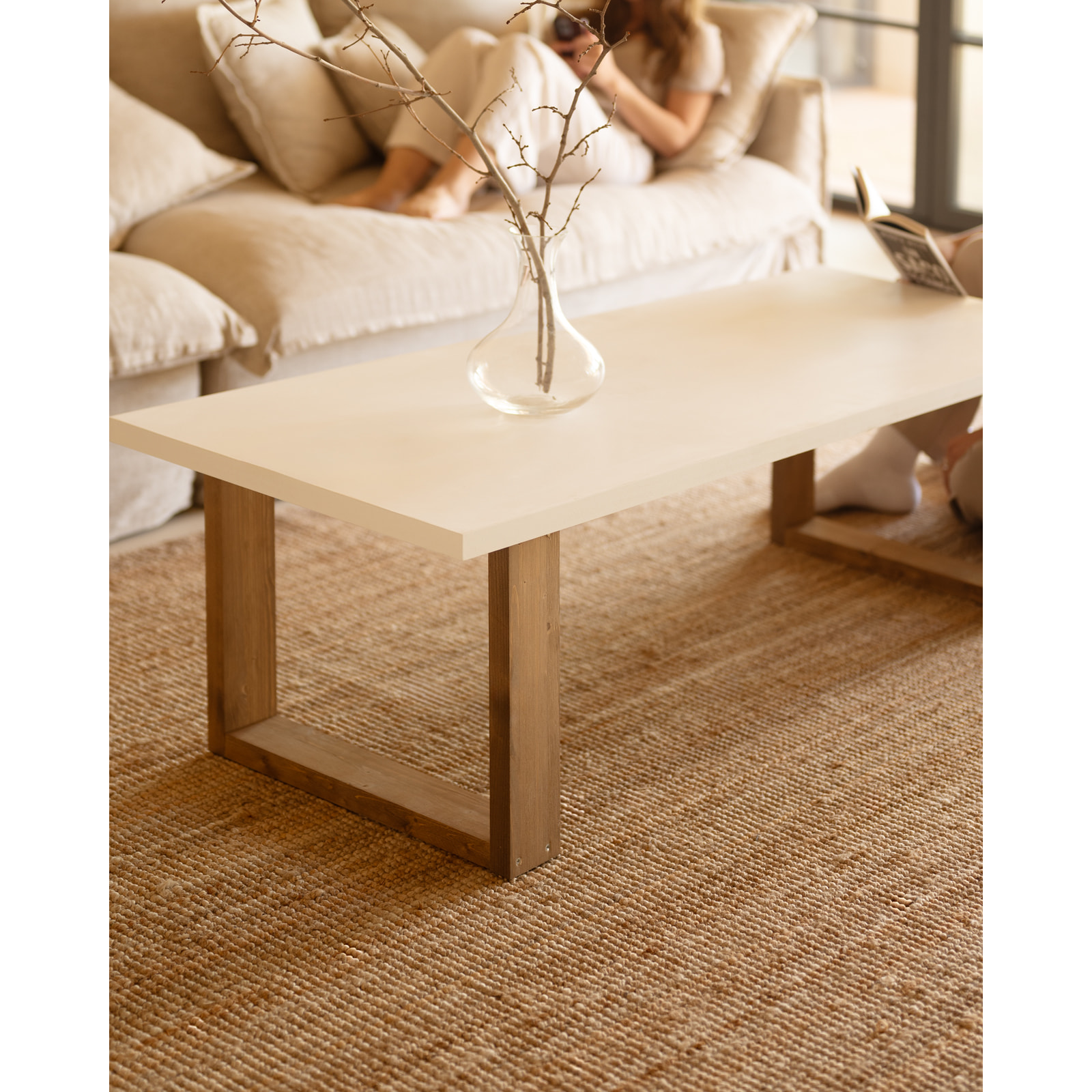 Mesa de centro de laca mate en tono beige y las patas abeto de varias medidas