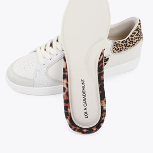 Scarpa sportiva con logo in tessuti abbinati e dettagli in pelle