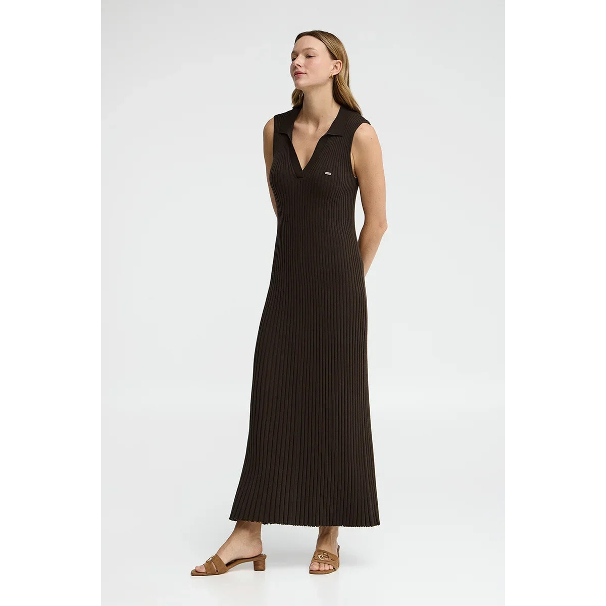 Vestido plisado color chocolate oscuro sin mangas con logo Polo Club