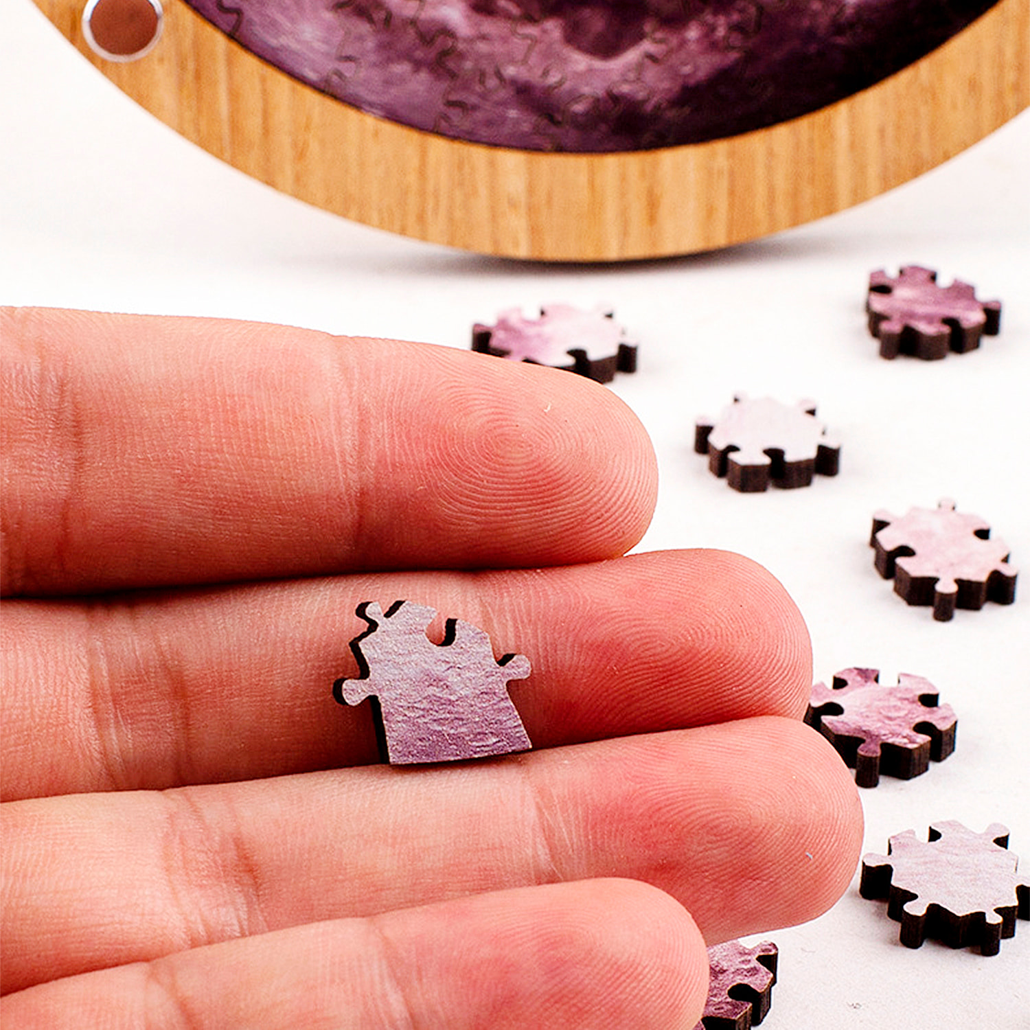 Puzzle e cornice in legno con 110 pezzi. Design Luna.