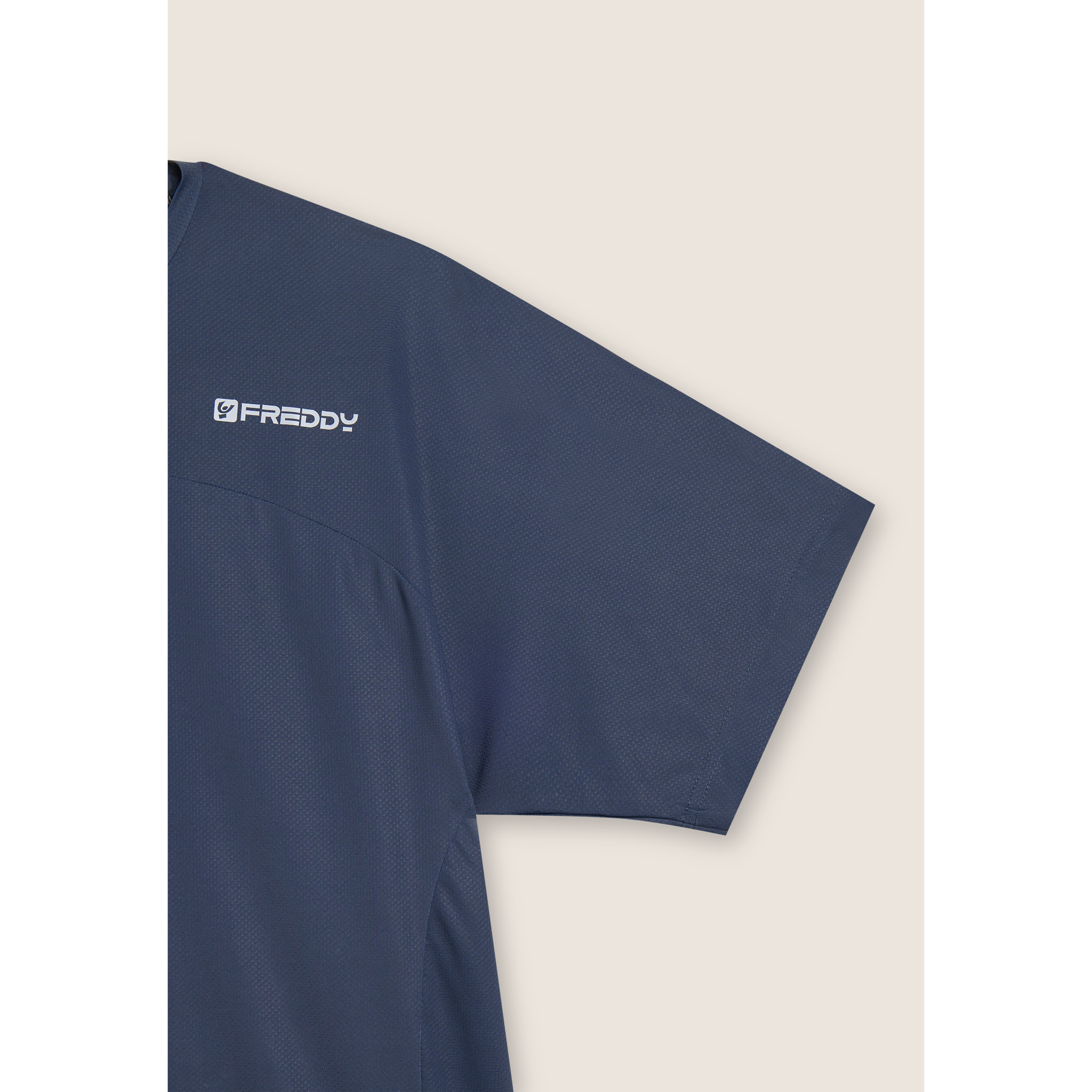 T-shirt slim con logo al cuore e fit ergonomico