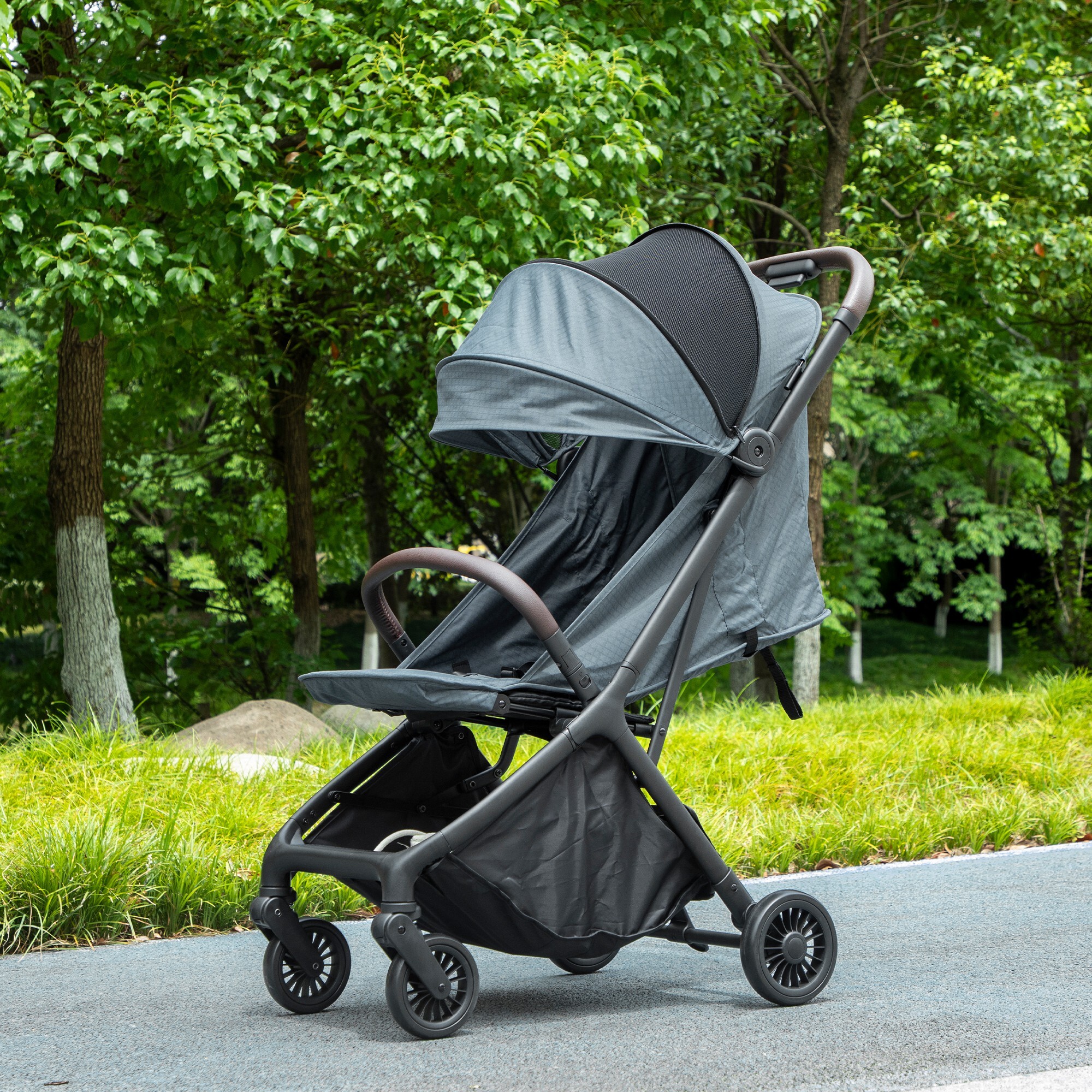 Silla de Paseo Ligera, Carrito para Bebé Plegable, Respaldo Reclinable, Reposapiés Ajustable, Capota, Arnés de 5 Puntos, Ruedas con Suspensión, Carga Máxima 15 kg, Azul Oscuro