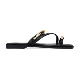 Sandalias de dedo negras con anillo y pulsera metálicos