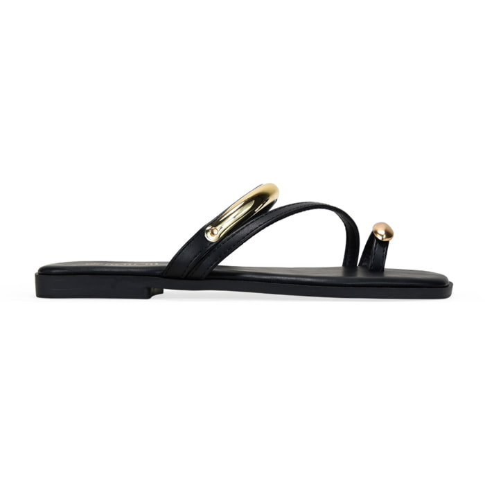 Sandalias de dedo negras con anillo y pulsera metálicos