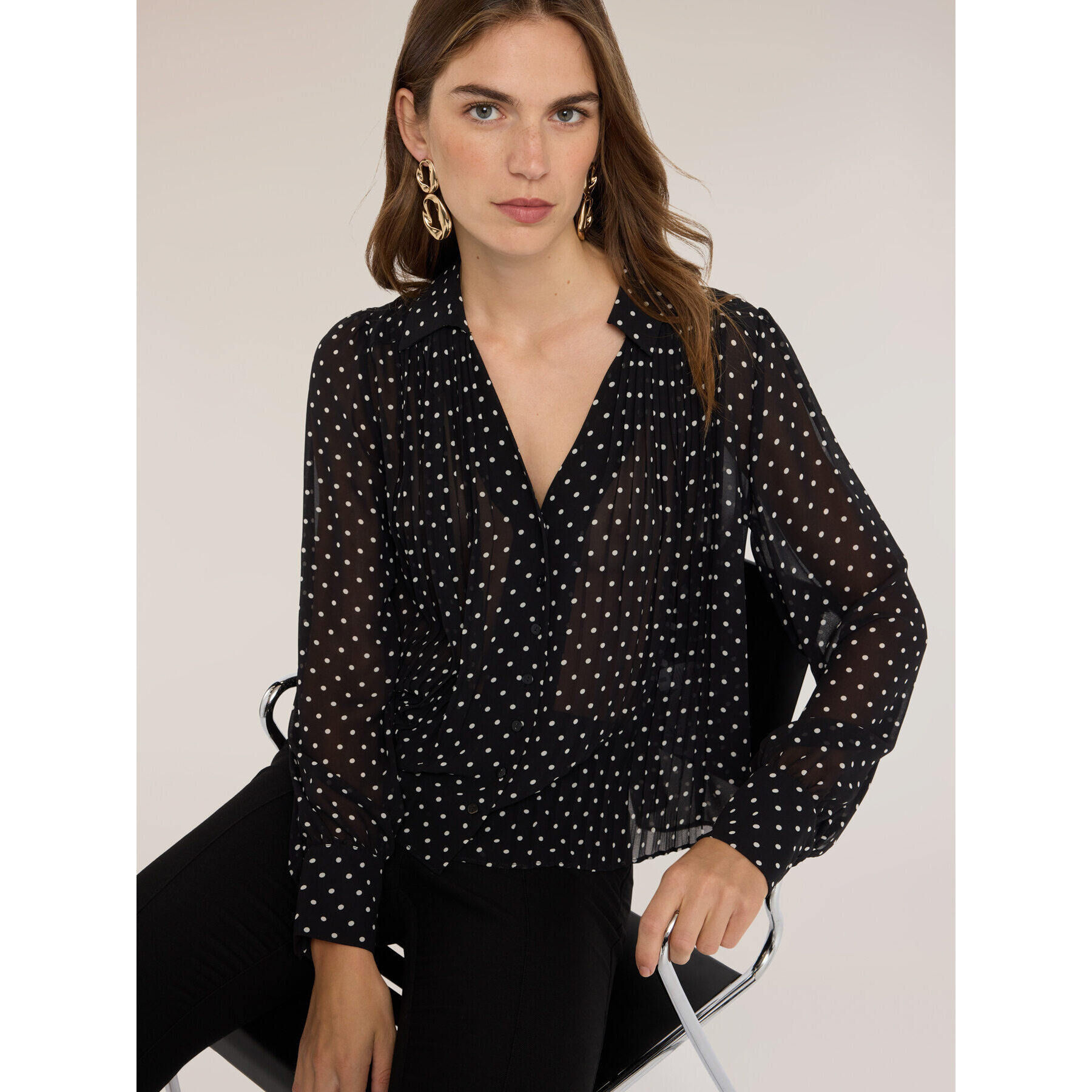 Motivi - Camicia in georgette a pois con plissé - Nero