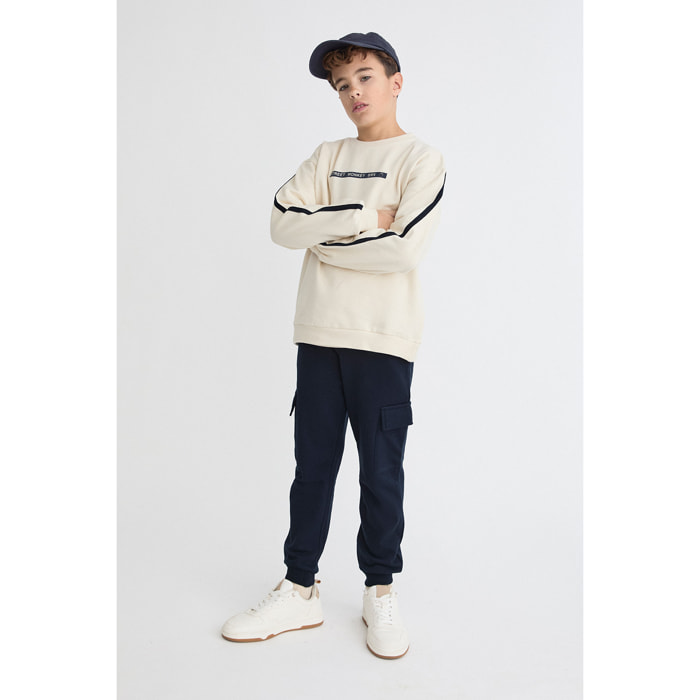 Conjunto niño sudadera crudo y marino y pantalón jogger cargo, franjas en mangas y bolsillos | Color: Crudo | Street Monkey